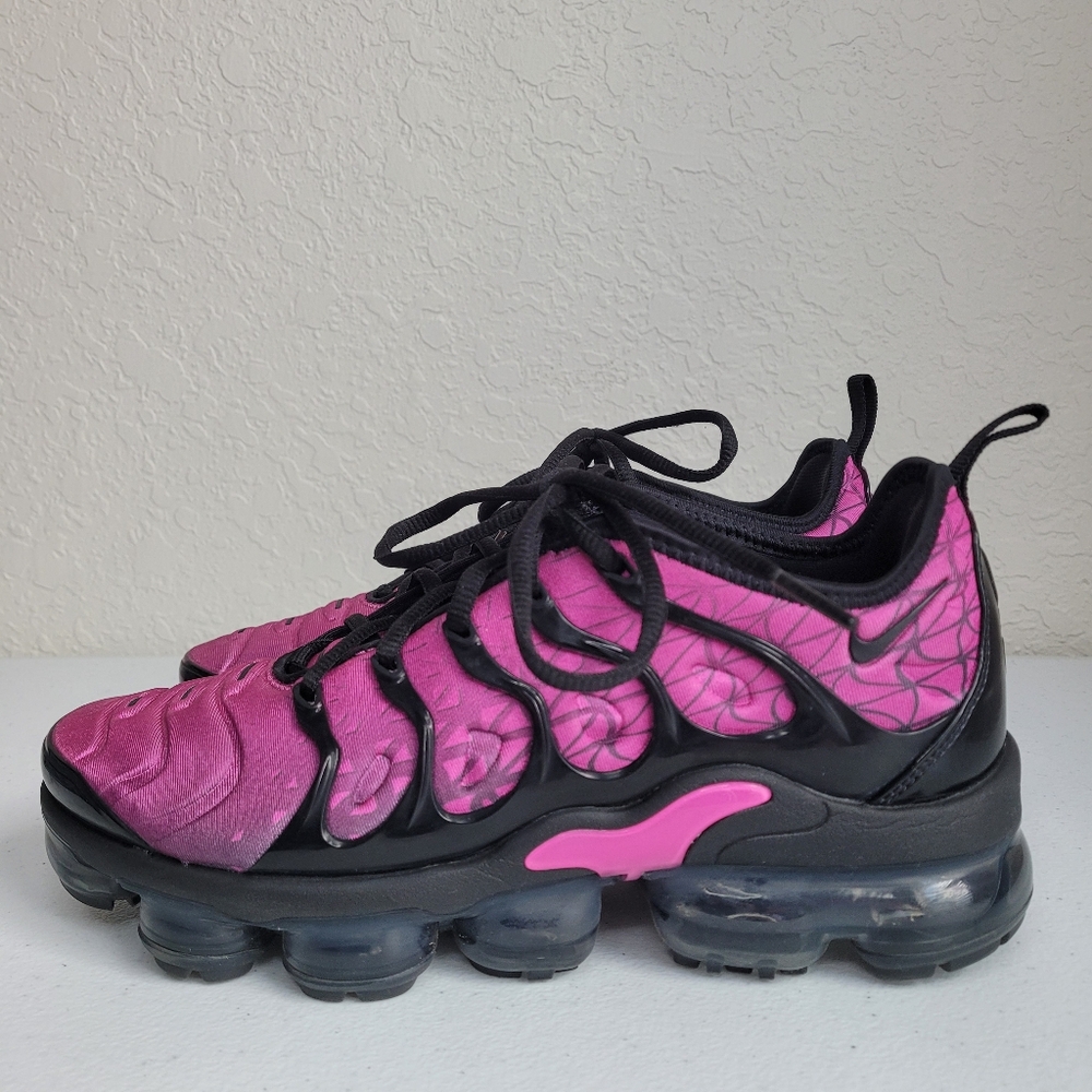 Nike Air Vapormax Plus Fushia And Black Sneakers